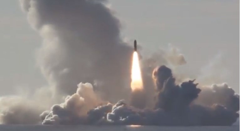 VIDEO Rusija testirala novo oružje, s podmornice istovremeno ispaljena četiri projektila