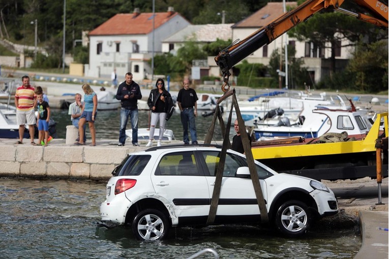 FOTO, VIDEO NESREĆA U BAKARCU Suzuki preletio preko glava kupača u more