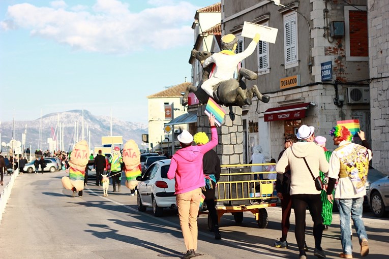 Isti ljudi koji su spalili slikovnicu u Kaštelima danas su vodili kozu u duginim bojama kroz Trogir