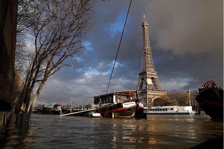 VIDEO, FOTO Dramatično stanje u Parizu, Seine i dalje raste, dijelovi grada već su pod vodom