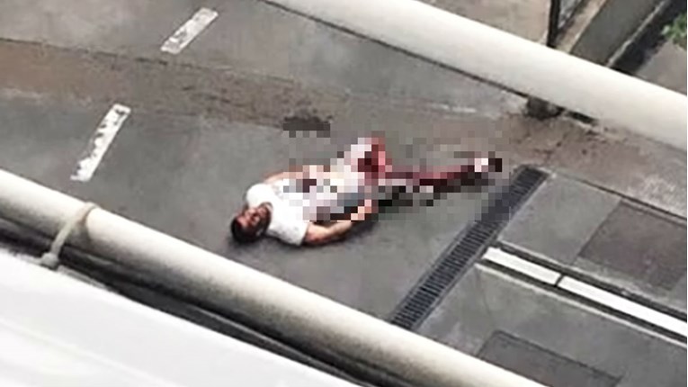 Krvava snimka iz Splita: Propucani mladić leži na cesti i zapomaže