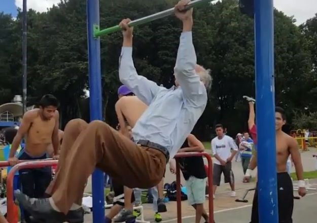 VIDEO 66-godišnjak pokazao dečkima kako se vježba pa postao hit na društvenim mrežama