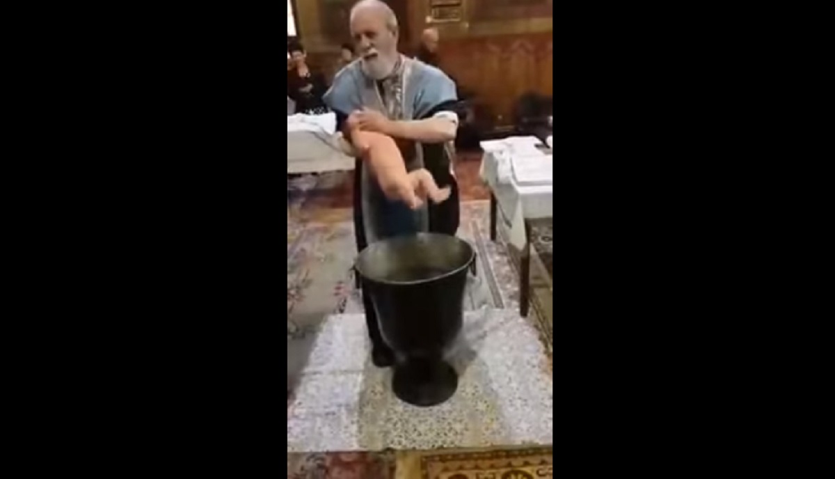 VIDEO Rumunjskog svećenika nervirao plač djeteta na krštenju pa mu zatvorio usta i divljački ga potapao