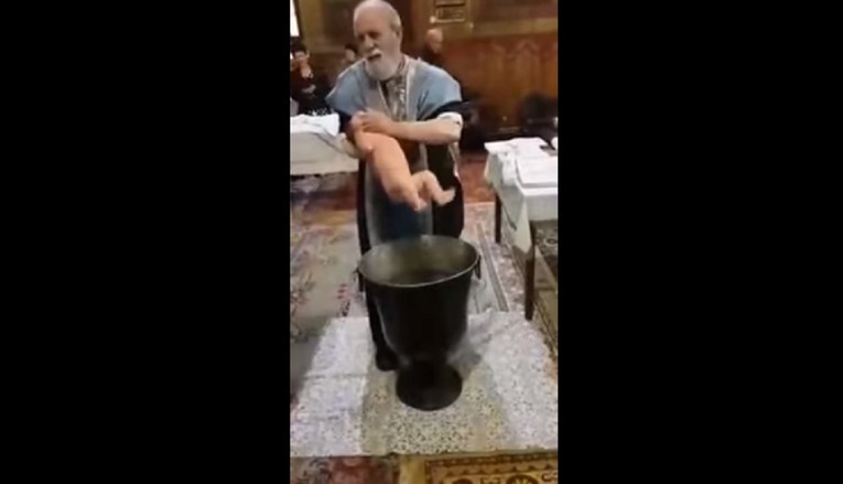 VIDEO Rumunjskog svećenika nervirao plač djeteta na krštenju pa mu zatvorio usta i divljački ga potapao