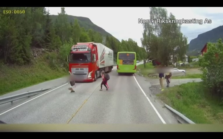 VIDEO Dijete u Norveškoj istrčalo na cestu, kamion ga jedva izbjegao