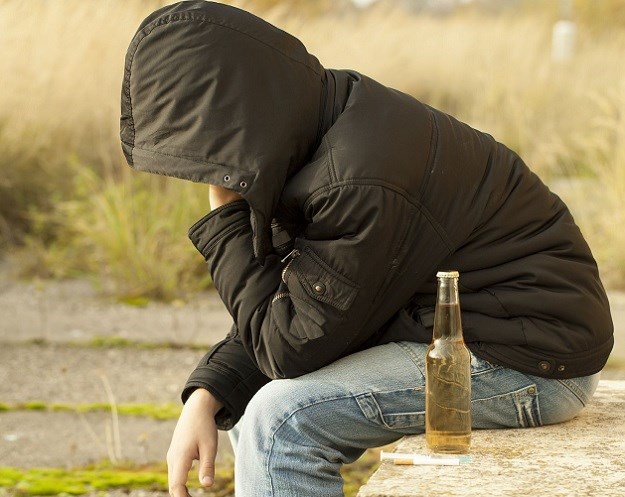 Čak 92 posto mladih u Hrvatskoj probalo je alkohol, a čini se da najviše vole snifati ljepilo