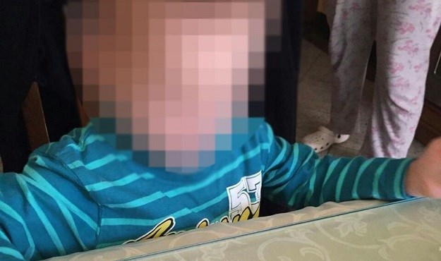 FOTO Otac iz Slavonije fotografirao trogodišnjeg sina kako pozira s kokainom