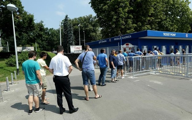 Mamići u zatvoru - ljudi na Maksimiru: Navala na ulaznice za derbi Dinama i Hajduka