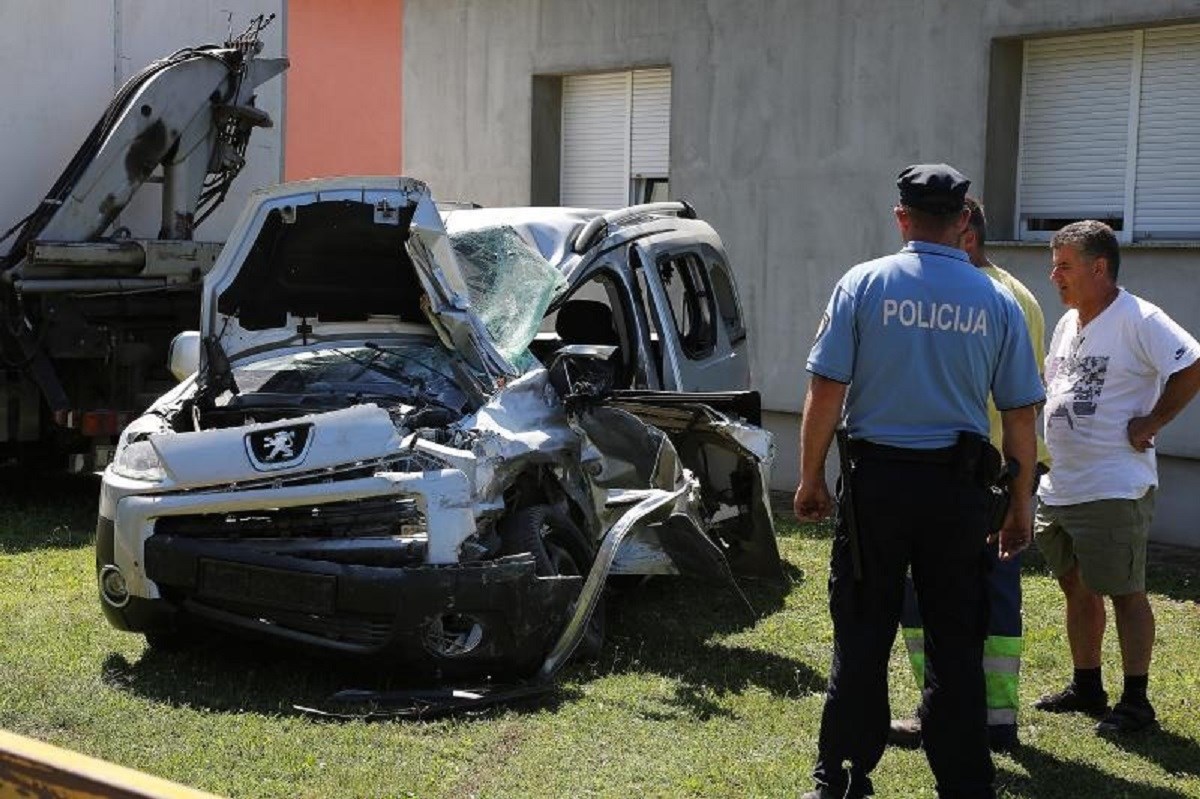 Teška nesreća kod Đakova: 29-godišnja djevojka poginula, suvozačica teško ozlijeđena