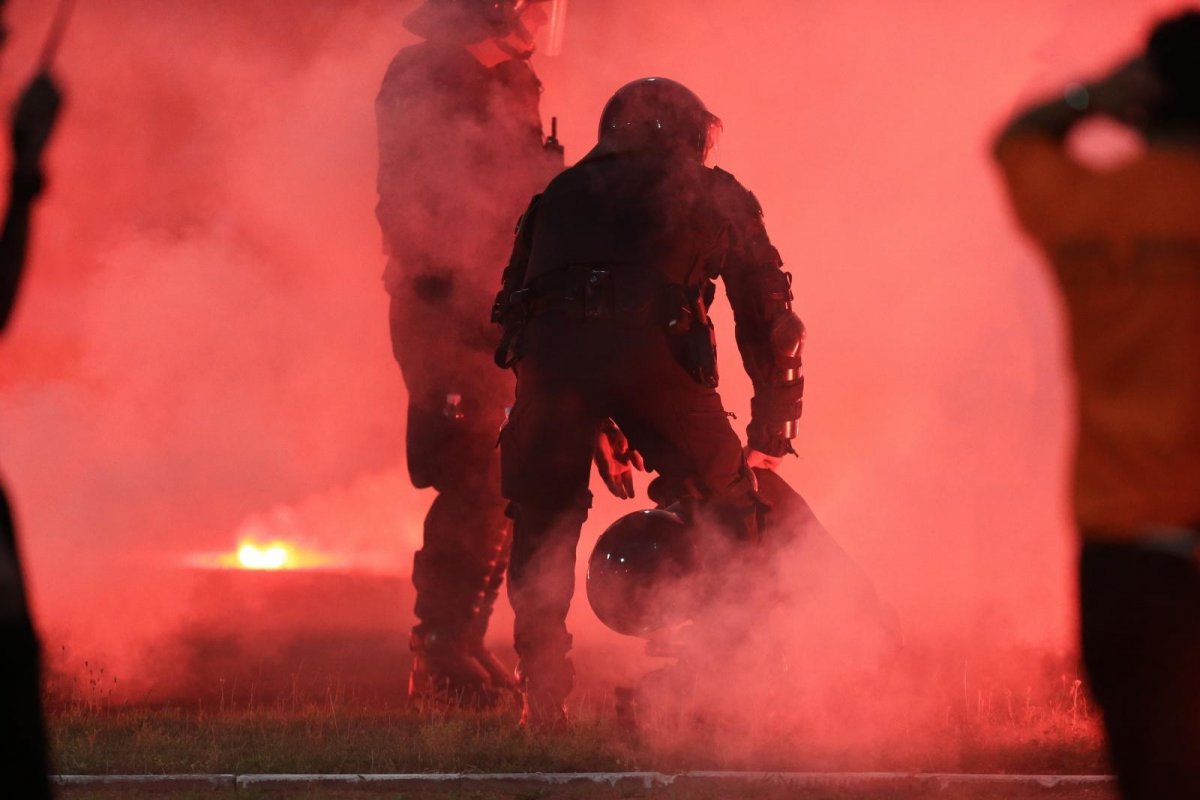 Policija traga za navijačem koji je bakljom ozlijedio policajca