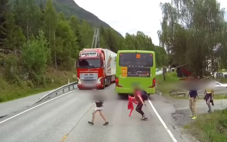 VIDEO Dječak istrčao pred kamion, od sigurne smrti spasila ga nevjerojatna reakcija vozača