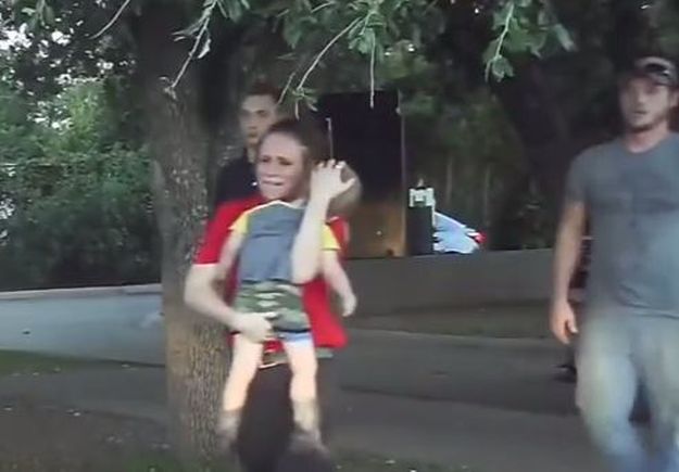 VIDEO Trogodišnji dječak je umalo umro, a onda je došao ovaj heroj i spasio mu život