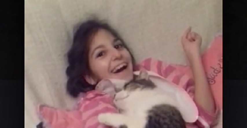 POGLEDAJTE Prvi susret bolesne djevojčice s terapijskom macom