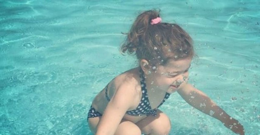 Fotografija koja je podijelila internet: Roni li ova djevojčica ili skače u vodu?