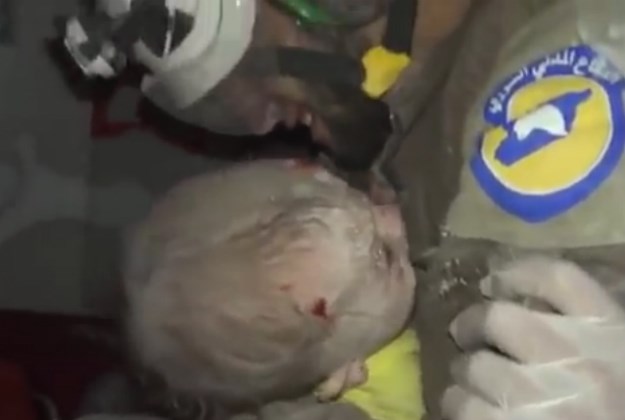 Spasitelj briznuo u plač nakon što je iz ruševina u Siriji živu izvukao djevojčicu staru 30 dana