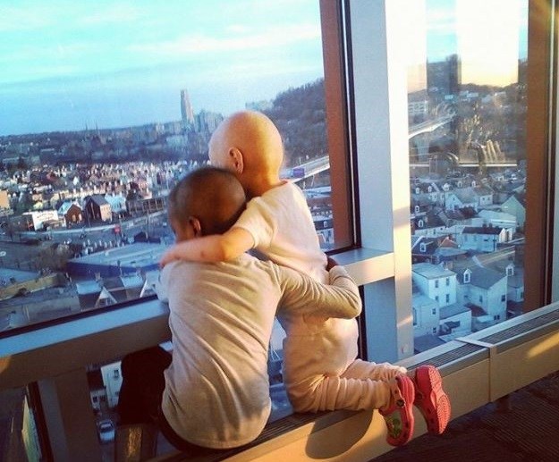 "Najbolji primjer ljubavi": Majka snimila dirljivi trenutak dviju djevojčica koje se bore s rakom