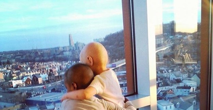 "Najbolji primjer ljubavi": Majka snimila dirljivi trenutak dviju djevojčica koje se bore s rakom