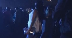 VIDEO Djevojka na koncertu zaplesala pa joj poispadali silikoni