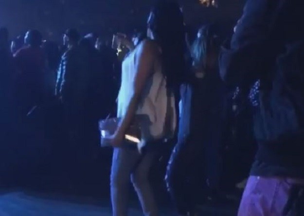 VIDEO Djevojka na koncertu zaplesala pa joj poispadali silikoni