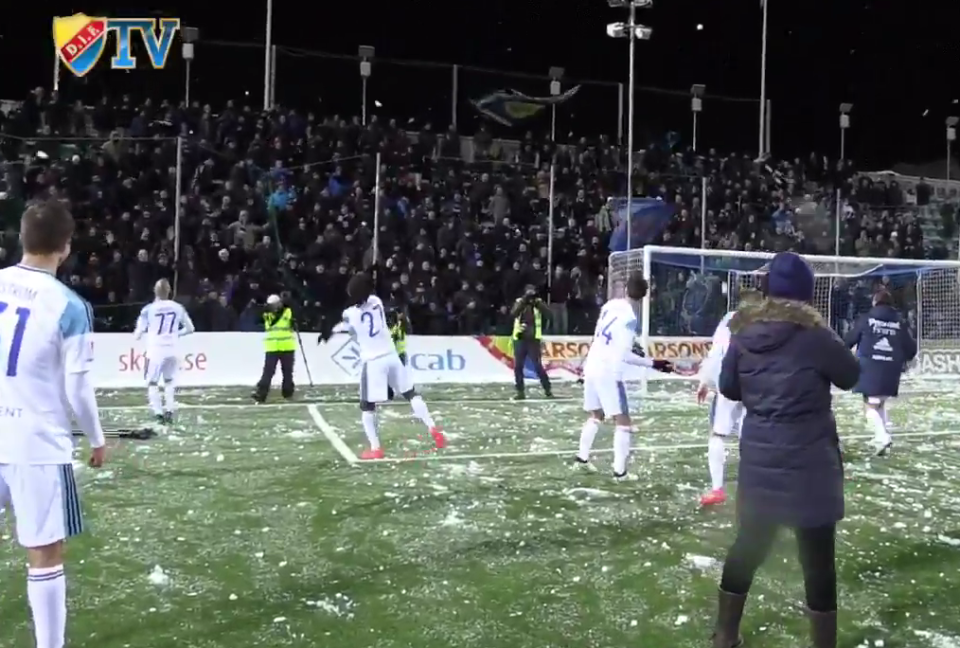 VIDEO Nakon važne pobjede na gostovanju zasuli vlastite navijače grudama