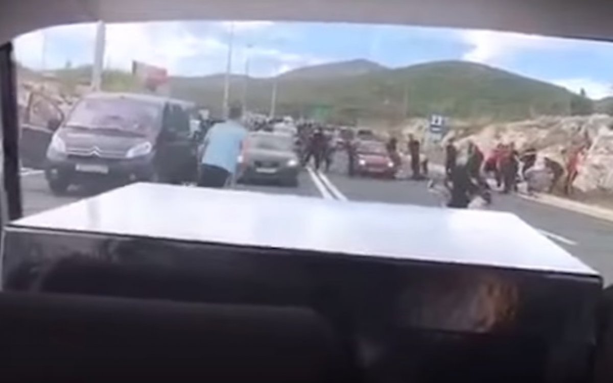 IZBJEGNUTA TRAGEDIJA Automobilom pokosio navijače usred tučnjave Armade i Torcide