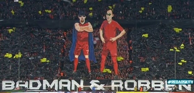 Spektakularna koreografija Bayernovih navijača: Ribery i Robben kao Batman i Robin