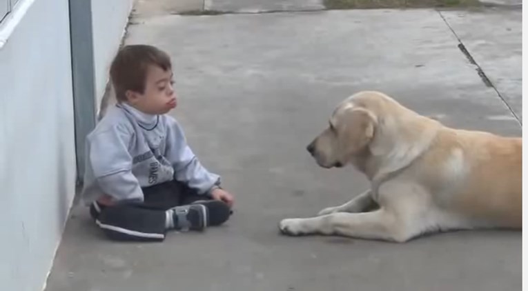 VIDEO Psić daje do znanja djetetu sa sindromom Down da ga voli