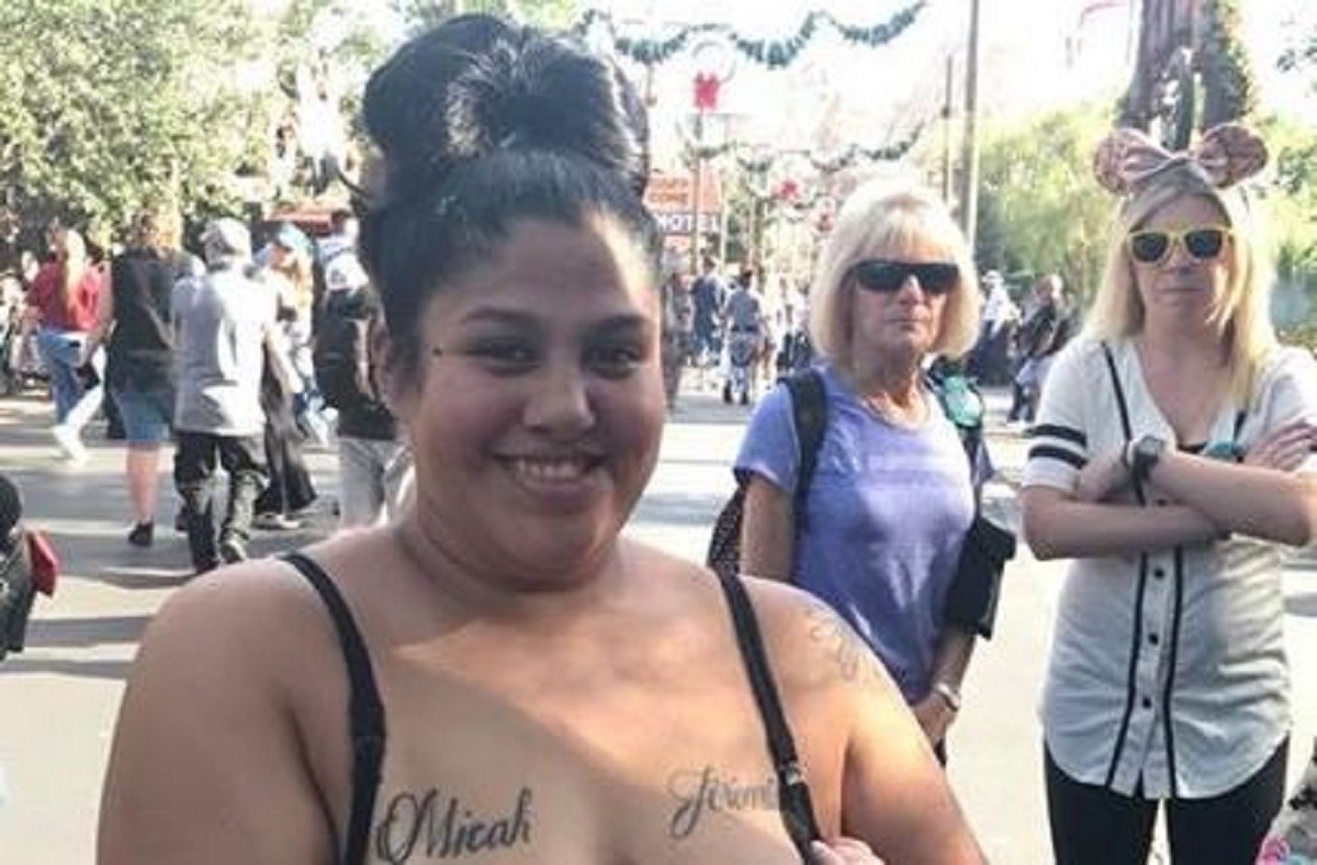 FOTO Mamu u Disneylandu napali jer je dojila bebu, fotkala se ispred hejtera radeći isto