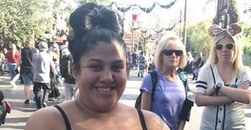 FOTO Mamu u Disneylandu napali jer je dojila bebu, fotkala se ispred hejtera radeći isto