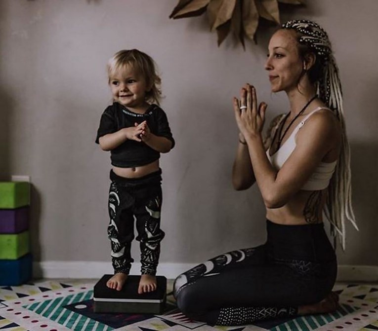 Ova majka doji dijete dok vježba jogu i usput sablažnjava javnost
