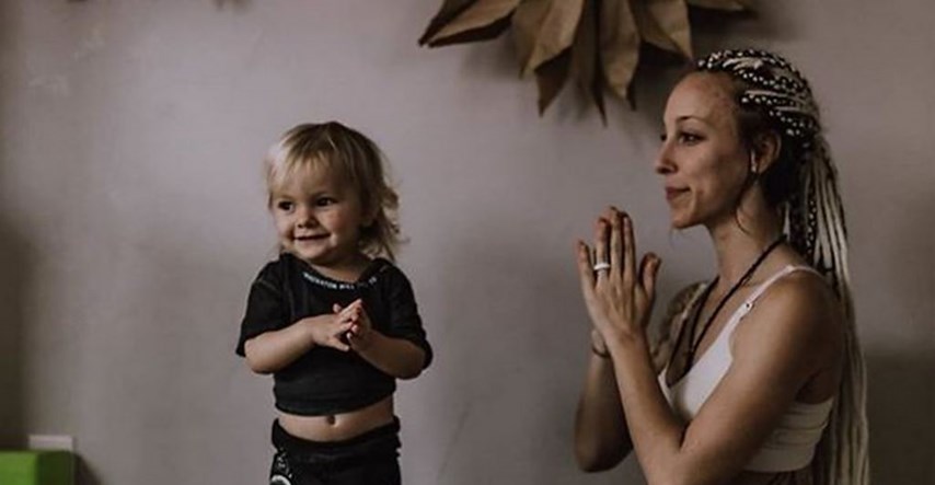 Ova majka doji dijete dok vježba jogu i usput sablažnjava javnost