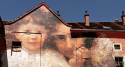 FOTO Derutna zgrada na Dolcu zbog neobičnog postera oduševila Zagrepčane i turiste