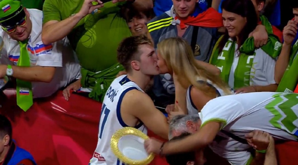 Mama je uvijek prva: Dončić najprije zagrlio majku, pa poljubio djevojku