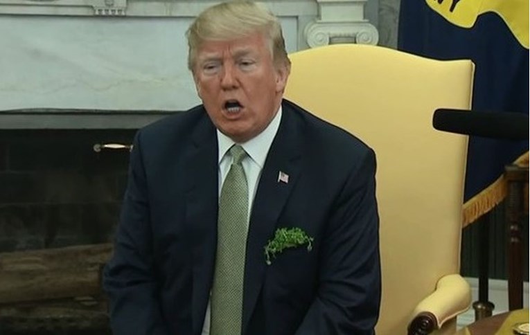 Tviterašima za oko zapeo dodatak na Trumpovom odijelu: "Što mu to raste iz džepa?"