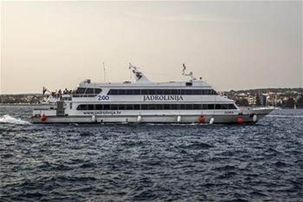 Jadrolinijin brod s 200 putnika u Zadarskom kanalu bespomoćno plutao 45 minuta