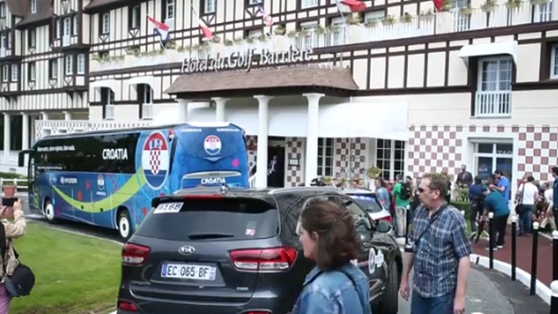 Igrači puni euforije stigli na Euro: "Idemo Hrvatska"