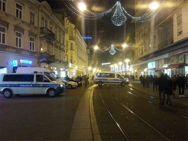 CENTAR GRADA POD POLICIJSKOM OPSADOM Zagrepčani u Novu ušli pod budnim okom interventne