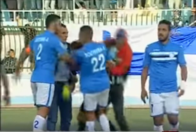 VIDEO Navijač utrčao na travnjak i udario glavom suca jer nije dosudio jedanaesterac
