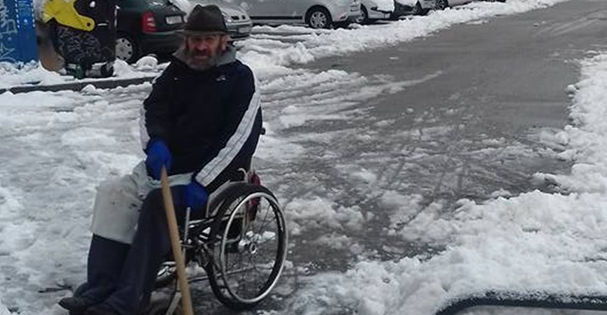 FOTO Gospodin Dragan svake godine prvi čisti snijeg ispred zgrade, iako je u kolicima
