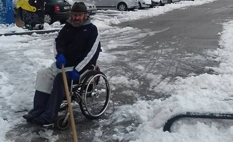 FOTO Gospodin Dragan svake godine prvi čisti snijeg ispred zgrade, iako je u kolicima