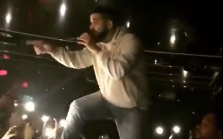 Drake prekinuo nastup i zaprijetio fanu: "Ako ne prestaneš pipati te cure, nastradat ćeš"