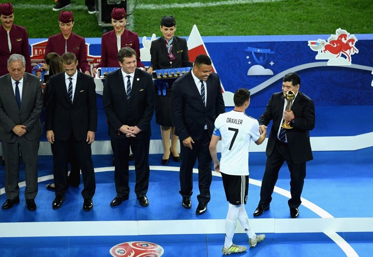 KAKVA ČAST! Ronaldo i Maradona dodijelili Zlatnu loptu najboljem igraču Kupa konfederacija