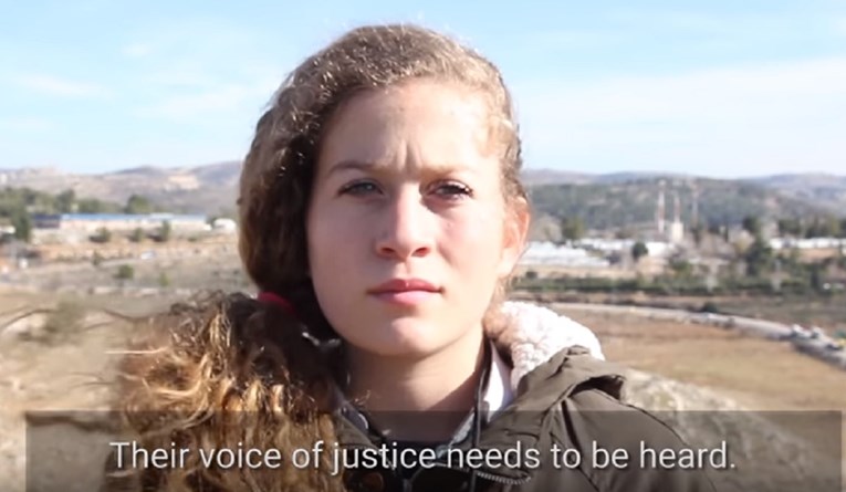 Produljen pritvor plavokosoj 16-godišnjoj Palestinki koja je udarala i šamarala izraelske vojnike