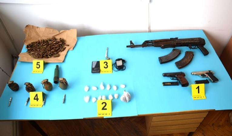 Muškarac kod Makarske uhvaćen s opasnom drogom, a u kući mu pronašli i gomilu oružja