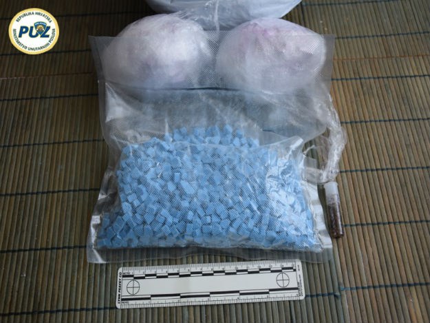 FOTO Kod švercera drogom u Zagrebu pronašli kokain, MDMA, amfetamine, revolver, ručnu bombu...