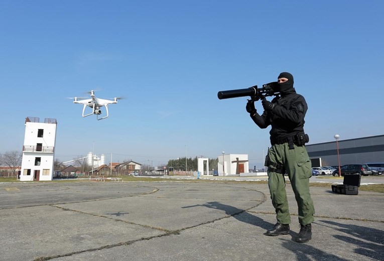 Policija se pohvalila puškom za rušenje dronova, pogledajte snimku