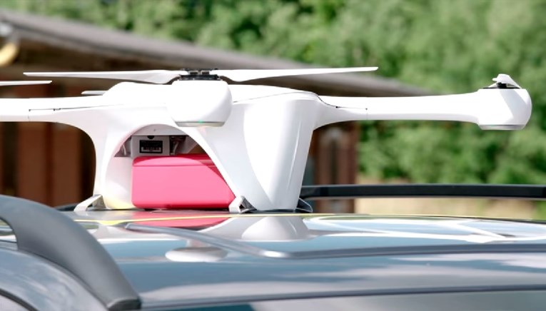Amazon izumio dronove koji će puniti električne automobile tijekom vožnje