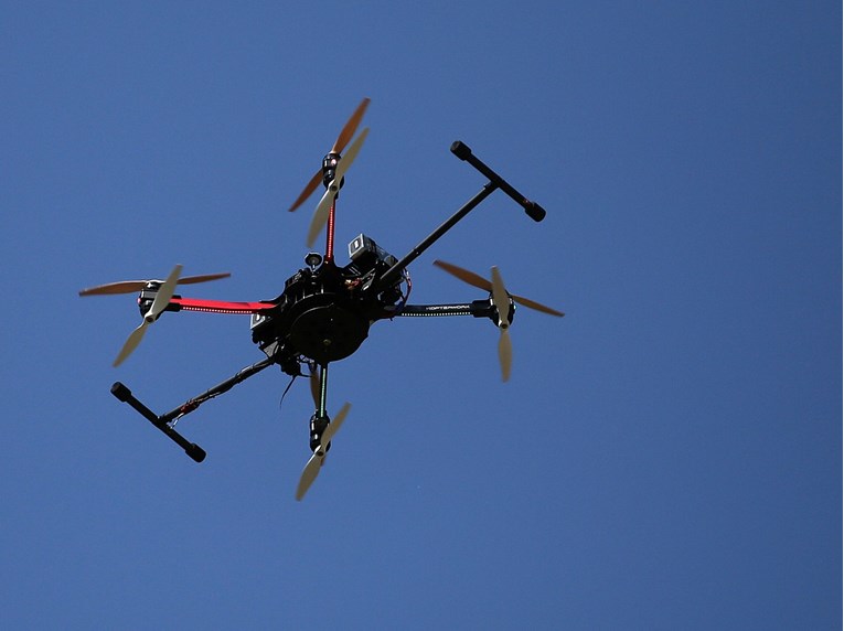 Upozorenje: Ako koristite dronove, morate tražiti odobrenje državne agencije