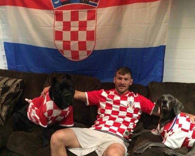 "Idemo Hrvatska!" Pogledajte kako Stipe Miočić gleda utakmicu