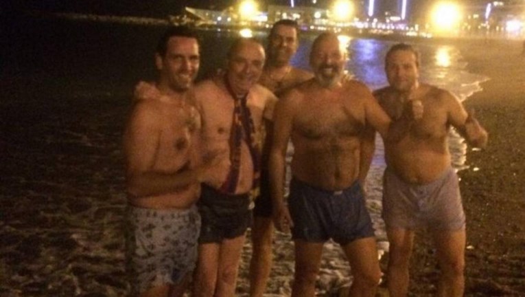 Bivši predsjednik Barcelone je od sreće skočio u hladno more